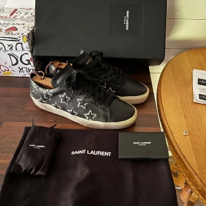 Saint Laurent SL/06 - Säljer nu mina schyssta dojjor från Saint Laurent, skorna är i 8/10 skick och alla tillbehör följer med!  Storlek 40 men passar 41 Nypris ca 6500 Bvsa! 