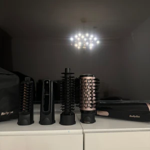 Babyliss varmluftsborste - Testad 3 gånger! AS200E Brush & Style Ionic roterande varmluftsborstsats, 1000 watt, 4 tillbehör, svart, väska medföljer dock ingen kartong