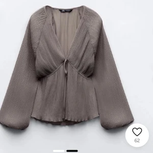 Blus  - Säljer denna blus från Zara i storlek M