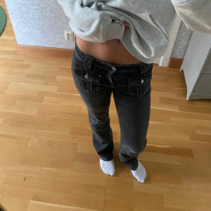 Svarta bootcut jeans - Supersnygga bootcut jeans med fickor där fram! Köpta för 300💗 jag är 168 och skriv gärna för fler frågor!