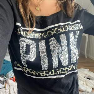 Tröja från Pinnk/Victoria secret. Såååå fin med plaketter och leopard. Lagom lång i armar osv jag är 172 