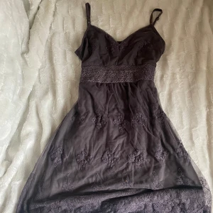 Vintage spets klänning - Mörklila klänning med spets ifrån märket Kaffe, stretchig i tyget och går ungefär halvvägs ner för låret🥰