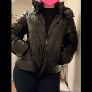 Shiny pufferjacka - Helt ny vinterjacka från Nelly💕 Köptes i Oktober detta år och säljer den då jag hittade en annan jacka! Jackan är aldrig använd, bara testad🫶🏼 Storlek L men passar M!!