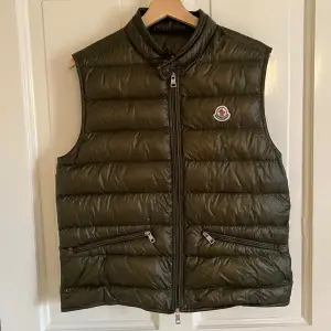 En extremt fett Moncler Gui Väst, som passar perfekt nu inför hösten || Färg: Oliv grön 🫒|| Nypris 7899kr men dessa västar har ökat en hel del i värde på de sista. || Stl: passar S || Köpt på NK ||  Skriv vid funderingar eller mer bilder.  Mvh, CH 😀