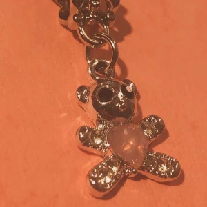 Nallebjörn halsband  - Ett nallebjörn halsband, ögonen är mindre i verkligheten💕alla pengar går till Cancerfonden💕