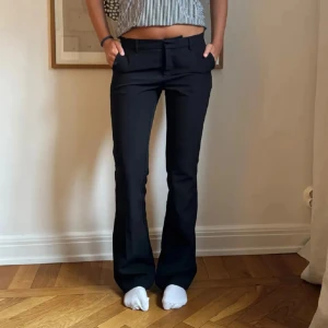 Kostymbyxor  - Säljer mina jättefina kostymbyxor från Bikbok då jag inte använder dom.  Användna fåtal gånger och i bra skick💞