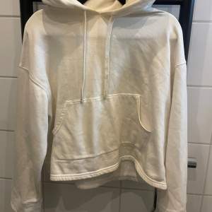 Säljer en vit hoodie som inte använts så mycket och den är i mycket bra skick 