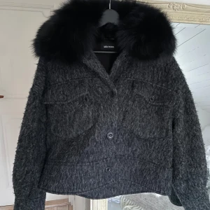 Meotine Charlie Jacket - Pris kan diskuteras vid snabbt köp! Köpt hösten 2022 för drygt 3000 kr, inga defekter alls, fungerar både till höst och vinter, extra knappen finns kvar, avtagbar päls, mohair❤️ Möts endast upp i Stockholm ❤️