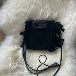 Maje väska  - Säljer min Maje väska i lilla modellen då den it kmr till användning längre det syns att väskan är använd därav priset  Originalpris 2349 men köpte med rabatt  Kommer i dustbag med den både lång och kort kedja och kvitto