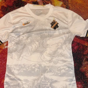 Nike AIK kit 2024 - Aik tröja 2024 med Gueditti namn på baksidan  Skick 9,9/10 Priset kan diskuteras vid snabb affär   Skriv ifall ni har några funderingar  