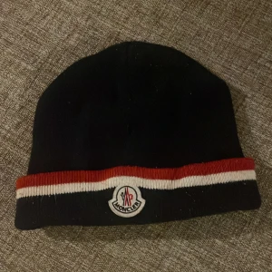Moncler mössa - Säljer min moncler mössa jag vet att den är smutsig men jag kan tvätta den åt dig!