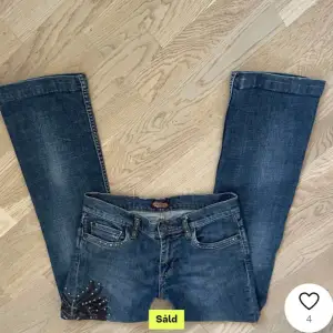 Hej jag säljer dessa jätte fina jeans, dem är köpta här på Plick men var tyvärr för små för mig därför säljer jag dem igen!☺️