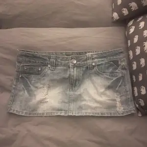 En sjukt cool vintage jeans miniskirt från märket CLP collection i sjukt bra skick! Näst intill oanvänd och inga defekter. Är liten i storleken och passar mig som har M i jeans vanligtvis💕