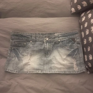 Jeans miniskirt - En sjukt cool vintage jeans miniskirt från märket CLP collection i sjukt bra skick! Näst intill oanvänd och inga defekter. Är liten i storleken och passar mig som har M i jeans vanligtvis💕