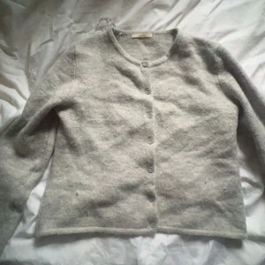 Grå stickad kofta  - Jätte fin stickad kofta från Gina tricot!🥰
