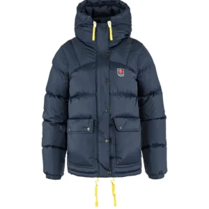 Fjällräven jacka - Säljer för att köpt en ny jacka till vintern, sitter skit bra, varmt❤️tryck inte på köp direkt, kan komma pris förslag! Och diskutera om priset🥰vill få den sålt snabbt rensar garderoben ❤️