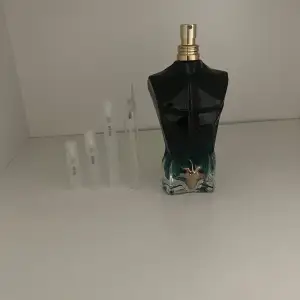 Säljer samples av Jean Paul Gaultier Le beau le parfum. Mängd: 5ml:79kr. Perfekt för dig som vill testa olika dofter innan du köper en fullstor flaska. Rekommenderar att köpa flera samples eller större mängder för att göra det mer prisvärt.