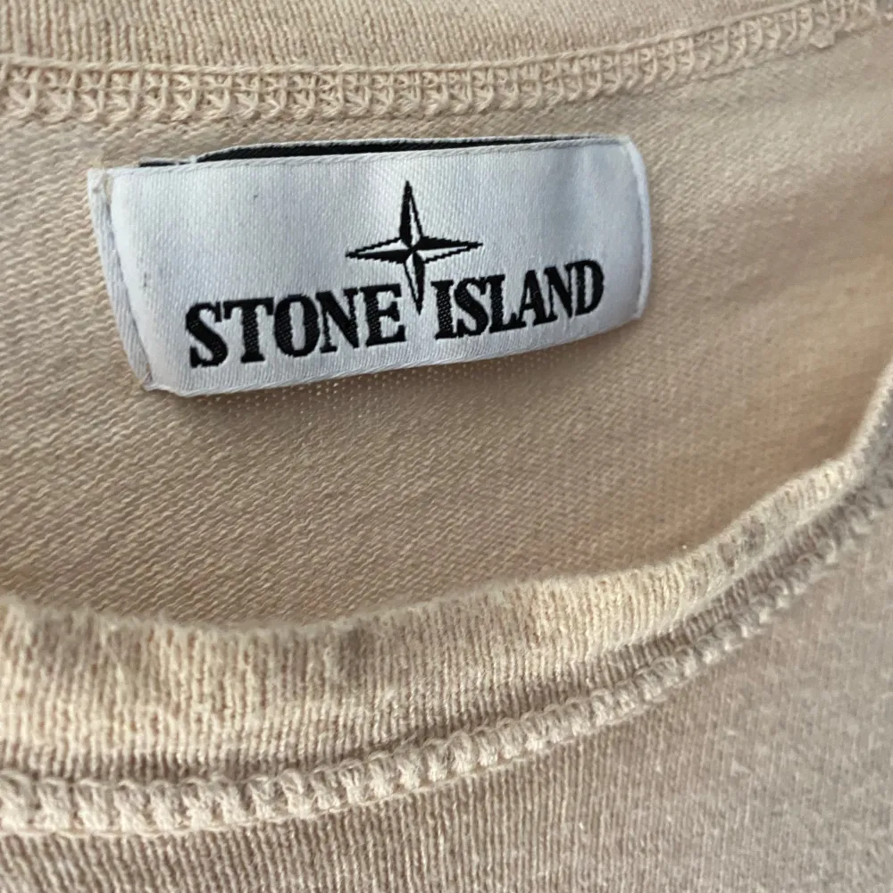 Stone Island tröja strl Large, men passar mig som har medium i vanliga fall. Inga fläckar som syns. Tröjor & Koftor.