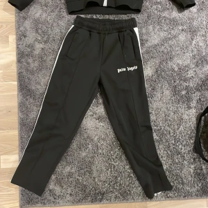 Svart Palm Angels set  - Dragkedjans flärp har gått av men det är en enkel fix. Skriv om intresse att köpa separata