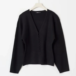 Svart kofta  - Populära koftan från Gina!!Helt slutsåld kofta med lappen kvar då den var för stor för mig! 💗