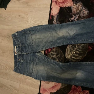 Lågmidjade jeans  - Bra skick Sytt dit en extra knapp i midjan Innerbenslängd 76cm och midja 93cm sitter perfekt på mig som är 167 cm lång 
