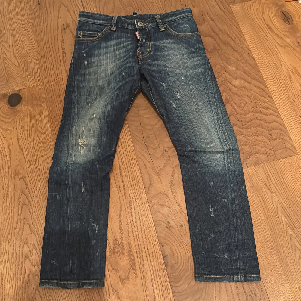 Nu säljer jag mina dsquard2 jeans då dom har blivit för små. Skick 9/10. Köpte dom på NK, ny pris 2500kr. Storlek 10y/146.. Jeans & Byxor.