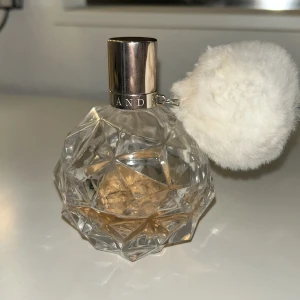 Ariana grande parfym - Lite mindre än hälften kvar.