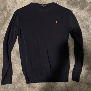 Ralph Lauren tröja - Mörk blå skön tröja, Strlk M, Slim fit / Pima cotton, köpt för 900kr. Pris kan diskuteras.