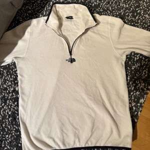 TNF Fleece - Fleece från TNF, bra skick på tröjan. Storlek M. Hör av er angående frågor & funderingar.