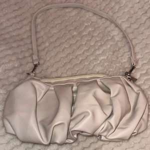 Shein beige väska - Fick den som en present längesen men säljer då jag använde aldrig den
