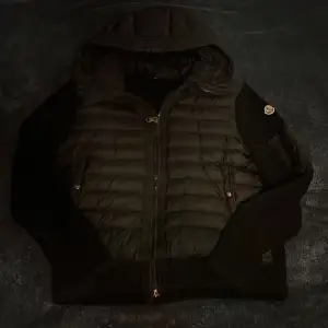 Säljer nu min fina moncler cardigan. Scan funkar såklart🙌  Det finns en liten lagning vid luvan på baksidan men som knappt syns annars är den 10/10 i skick Byten kan vara intressant  Står L men passar mer M Minsta intresse hör av er 