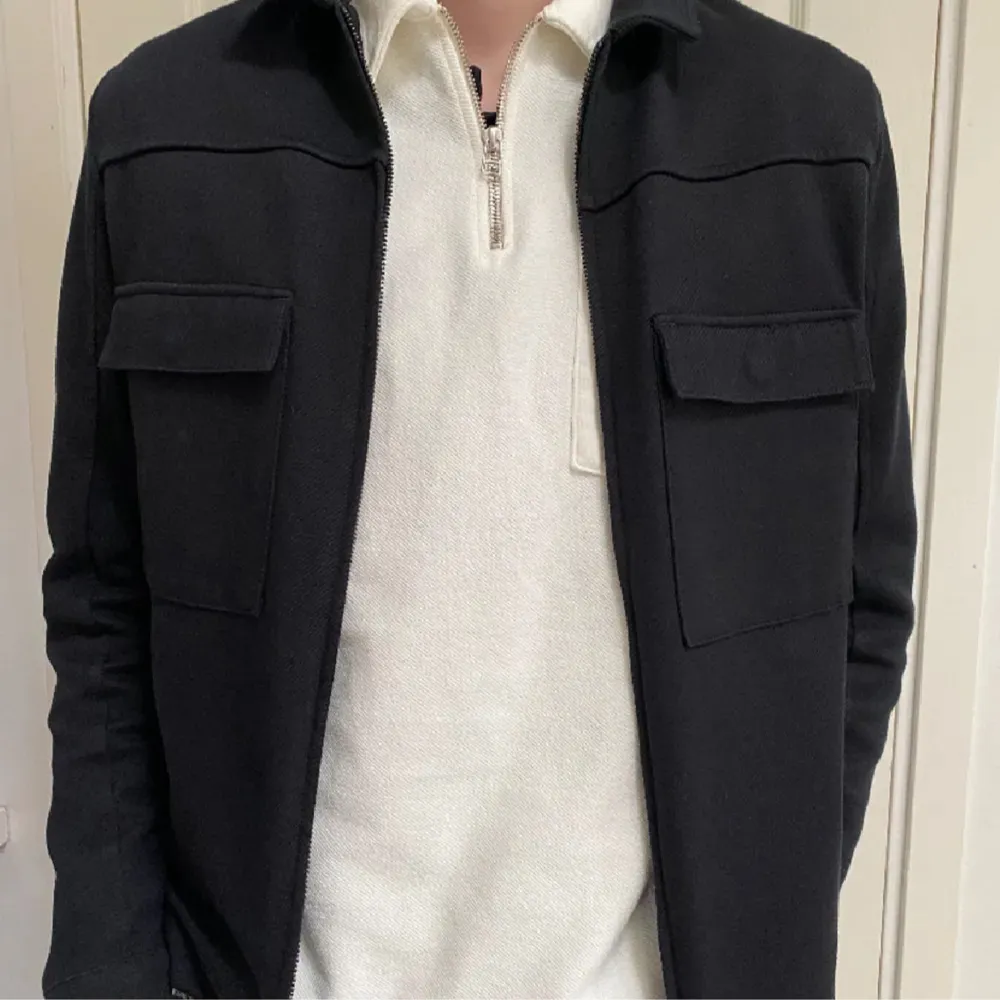 Säljer en mycket fin overshirt med dragkedja. Den är i väldigt bra skick och bara använd fåtal gånger. Den är i storlek M från märket selected homme. Nypris 799 kr. Jackor.