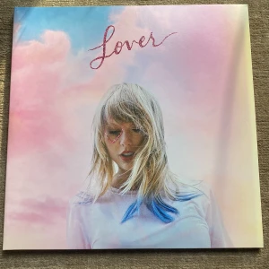 Lover vinyl - Taylor swifts album Lover på vinylskiva med en rosa och en blå skiva