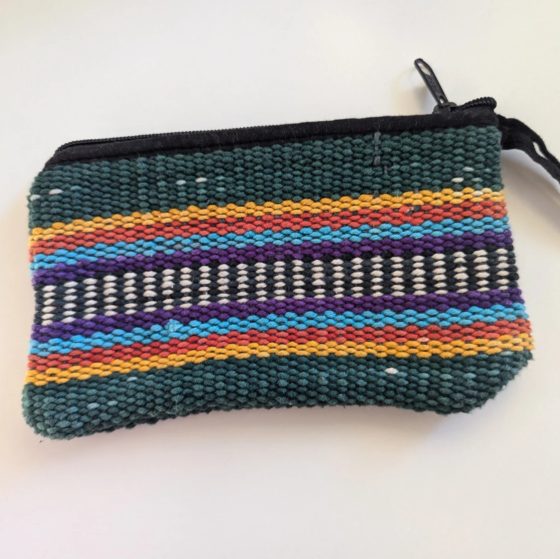 Färgglad randig plånbok med dragkedja