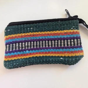 Färgglad randig plånbok med dragkedja - Säljer en superfin och färgglad plånbok med dragkedja. Den har ett härligt randigt mönster i grönt, gult, blått, lila, rött och svart. Perfekt för att hålla ordning på dina småsaker! 👜