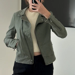 Vintage jacka - Snygg bikerjacka från H&M. Helt slutsåld på hemsidan. Använd några gånger.  