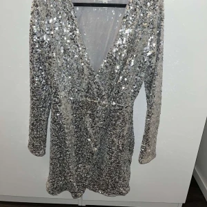 Nyårsklänning - Jätte snygg nyårs klänning som jag använde en gång som jag nu säljer 💕
