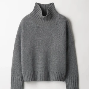 Grå stickad polotröja från Soft Goat - Säljer en supermysig grå stickad polotröja från Soft Goat. Perfekt för kyliga dagar med sin höga krage och ribbade detaljer vid ärmslut och nederkant. Tröjan är i nyskick och har en lyxig känsla. Passar perfekt till både vardag och lite finare tillfä