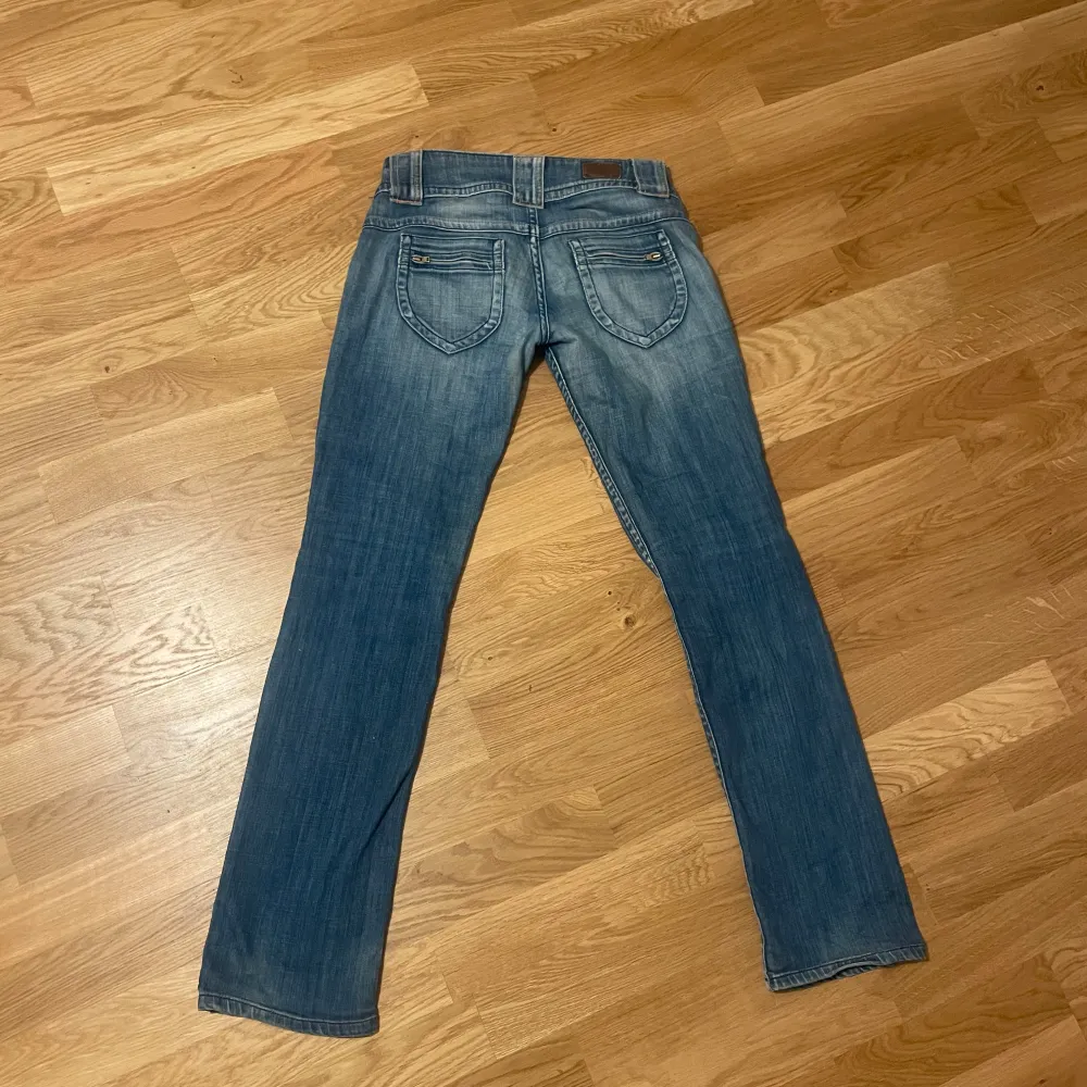 Säljer dessa snygga jeans från pepe, dem är lågmidjade och är raka/bootcut. Gylfen kan åker ner lite men annars är jeansen felfria💗💗midjemåttet mått 76 Innerbenslängden 74. Jeans & Byxor.