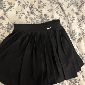 Nike tennis kjol - En fin oanvänd Nike kjol. Storlek XS i färg svart