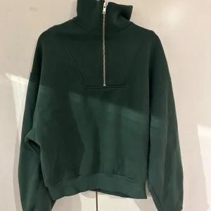 Tjocktröja  - Bra skick. Kan användas med kedjan uppdragen som en polo eller nerdragen. 