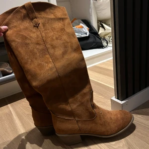 Boots - Bruna boots i storlek 40. Endast testade🩷