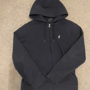 Polo Ralph lauren  - Polo Ralph lauren zip hoodie änvänds ej skick 9/10 inga skador ny pris 2095 kvitto finns