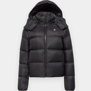 Calvin Klein vinterjacka  - Jackan är i storlek xs och är använd några få gånger, säljer pågrund av att den inte kommer till användning💕