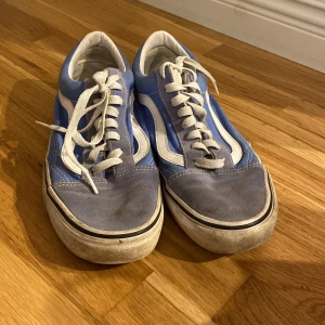 Blå och vita sneakers från Vans - Säljer ett par blå och vita Vans sneakers i använt skick. Perfekta för en avslappnad look och passar till det mesta. Säljer pågrund utav att jag aldrig använder dem. 