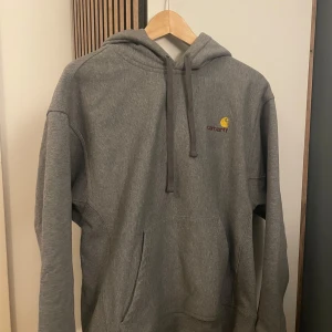 Carhartt hoodie - Snygg carhartt hoodie. Aldrig använd bara testad  10/10 skick. Storlek S men sitter definitv också M, upplevd stor i storleken. Väldigt hög kvalitet, nypris 1250