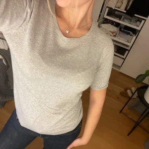 Grå tröja - Grå tröja i stickat material, nyskick 