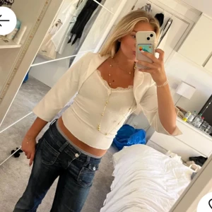 Vit bolerotopp - Säljer en superfin vit bolerotopp med trekvartsärm.. Perfekt för alla årstider och är skitsnygg till skolan. Köpt här på plick men är använd 1 gång