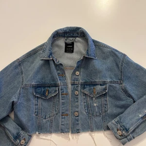 Bershka denim jacka - Jacka i denim, väldigt kort.  Väldigt bra skick.