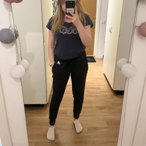 Adidasbyxor - Mjukisbyxor från Adidas. Något urtvättade men ändå i okej skick☺️